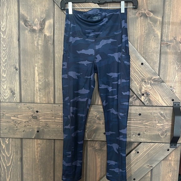 Athleta ultimate stash‎ pocket camo capri - Picture 2 of 8